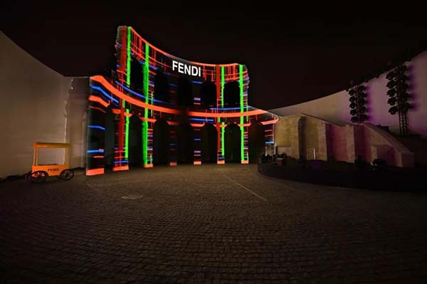 FENDI 霓虹镜像派对